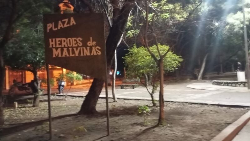 Vecinos reclaman la remodelación de la Plaza Héroes de Malvinas y denuncian abandono