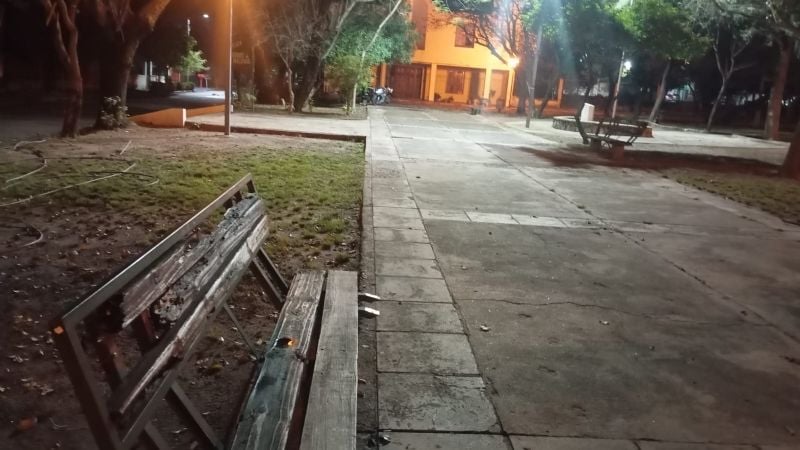 Vecinos reclaman la remodelación de la Plaza Héroes de Malvinas y denuncian abandono