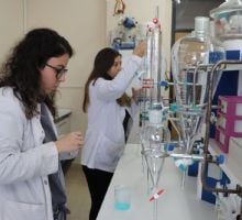 Una universidad pública fabricará gratis un medicamento clave para niños con VIH