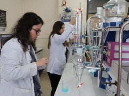 Una universidad pública fabricará gratis un medicamento clave para niños con VIH