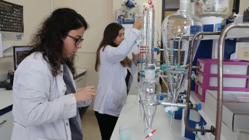Una universidad pública fabricará gratis un medicamento clave para niños con VIH