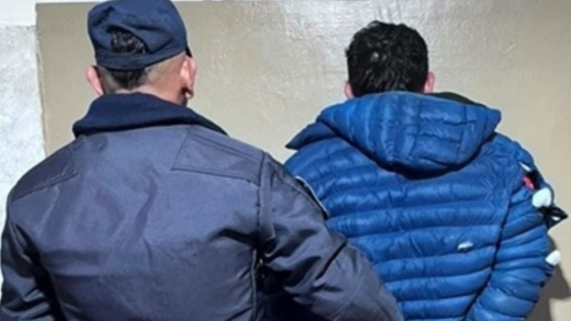Amenazó y causó daños en la casa de sus tíos