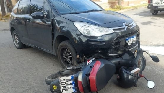 Violento choque: una moto casi termina debajo de un auto