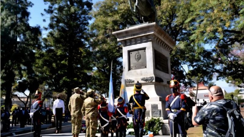 La máquina del tiempo existe y está en la Plaza 25 de Mayo