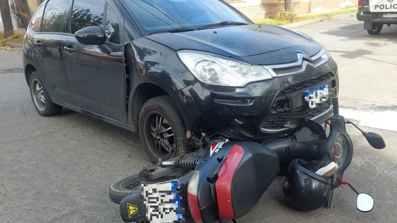 Violento choque: una moto casi termina debajo de un auto